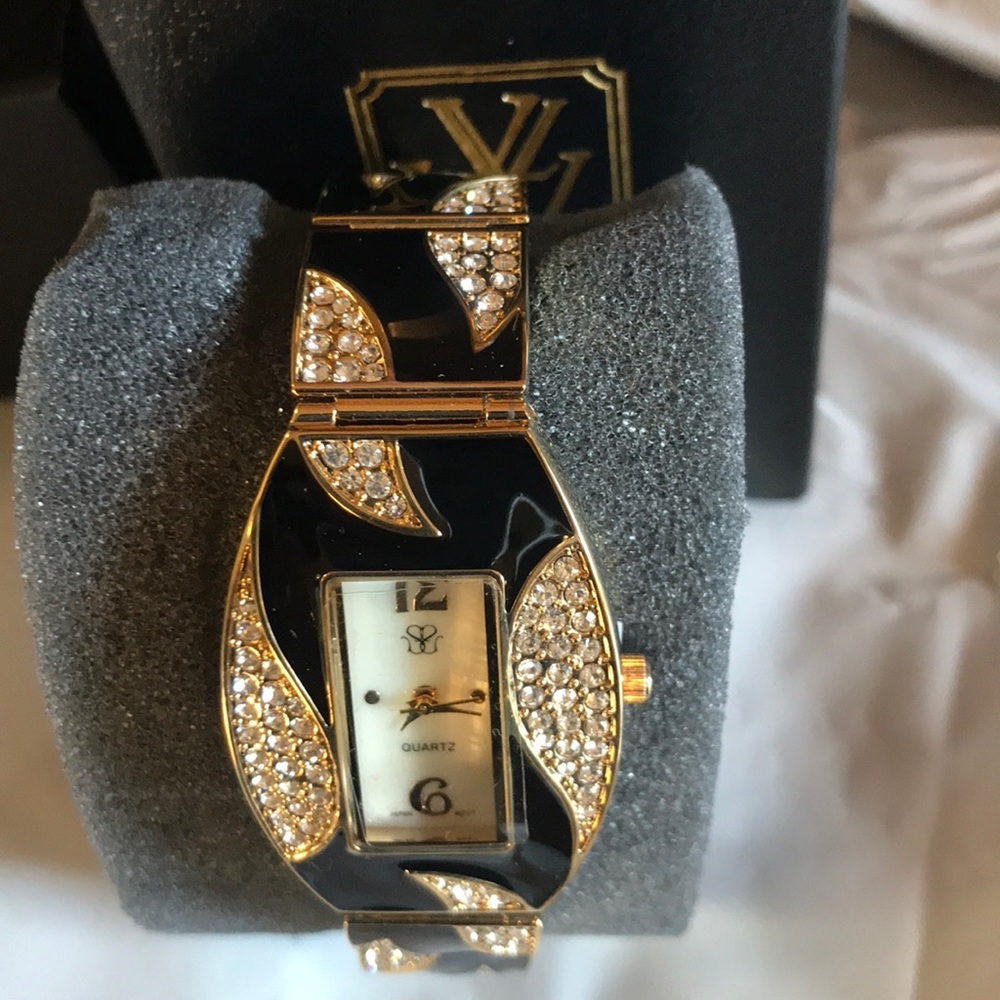 watch - Picture 2 of 5